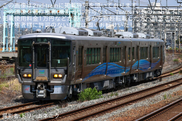 byトリ・ムネニク