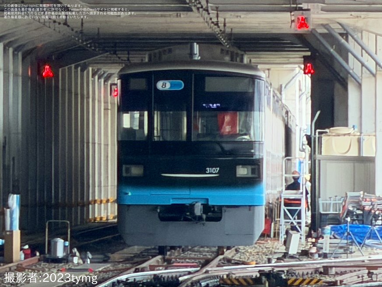 【東急】3000系3107Fのリニューアル作業が進み水色の新デザインにの拡大写真