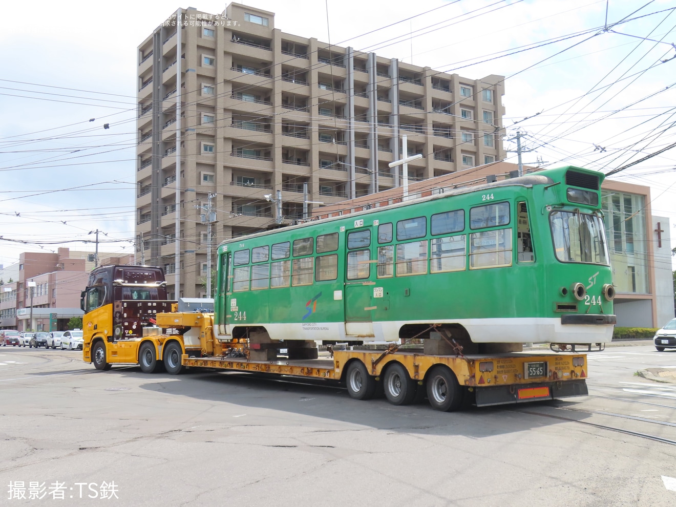 【札幌市交】240形244号が廃車・解体のため陸送の拡大写真