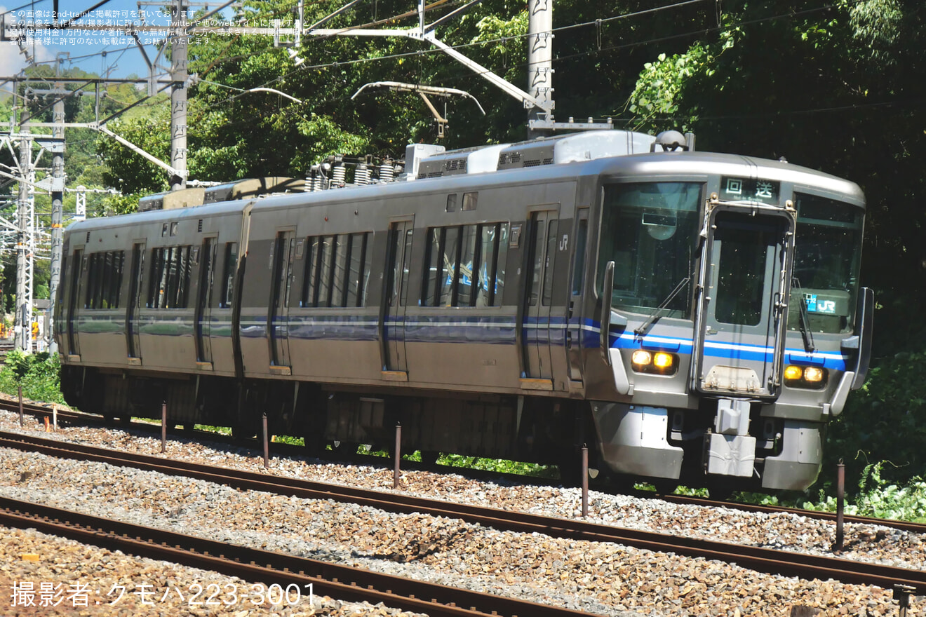 【JR西】521系E02編成が敦賀から吹田総合車両所本所へ回送の拡大写真