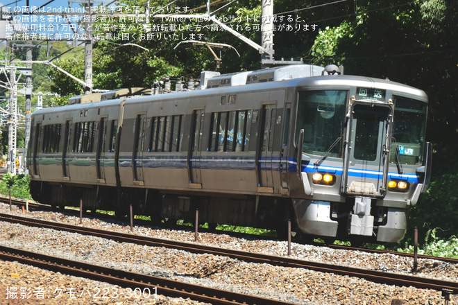 【JR西】521系E02編成が敦賀から吹田総合車両所本所へ回送 - 山崎～島本間にて撮影
