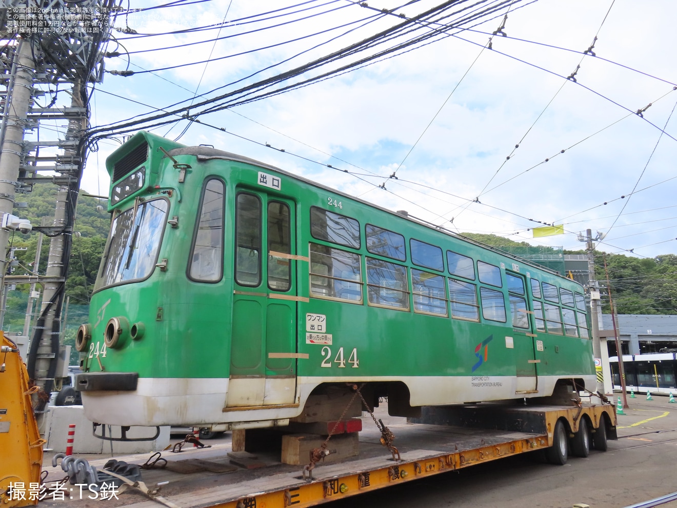【札幌市交】240形244号が廃車・解体のため陸送の拡大写真