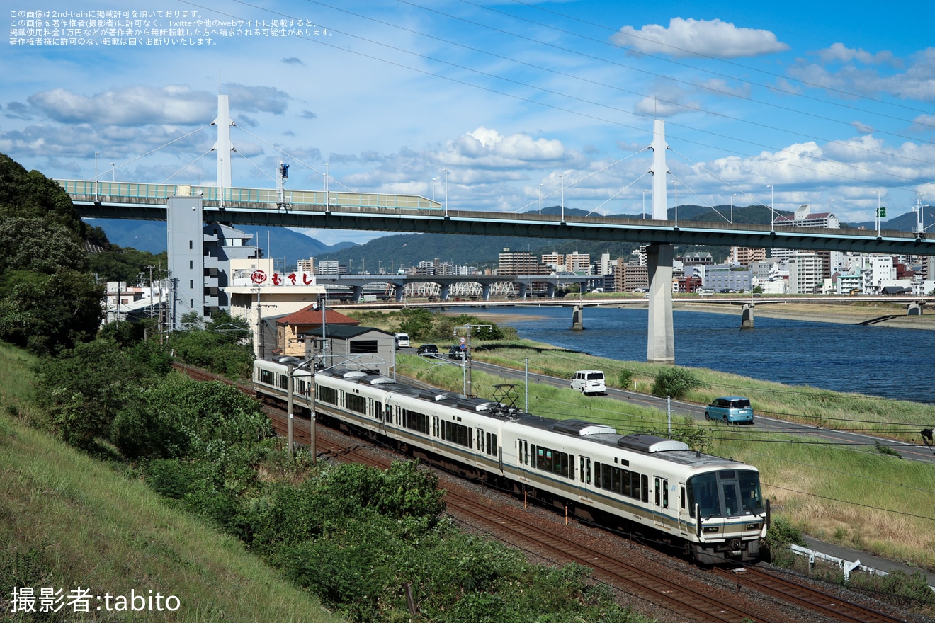 【JR西】221系NA426編成が下関総合車両所本所へ入場回送の拡大写真