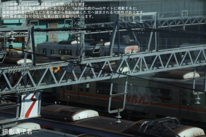 【阪神】尼崎工場にて9300系9505Fが塗装変更中作業中 - 本線下り列車の車内にて撮影