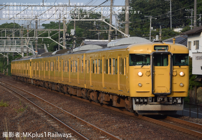 【JR西】笠岡港まつり花火大会に伴い115系が7両編成で運転 - 里庄駅にて撮影