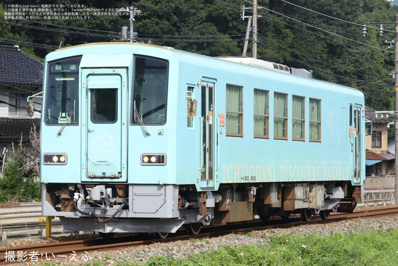 【JR西】キハ120-202が後藤総合車両所を出場し回送の拡大写真