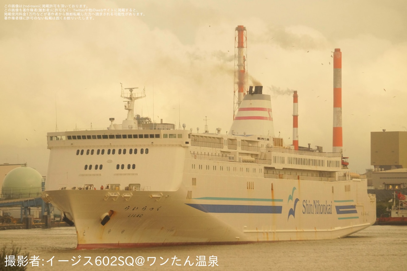 【不明】新型バラスト散布車とみられるホッパ車が新潟エリアで陸送の拡大写真