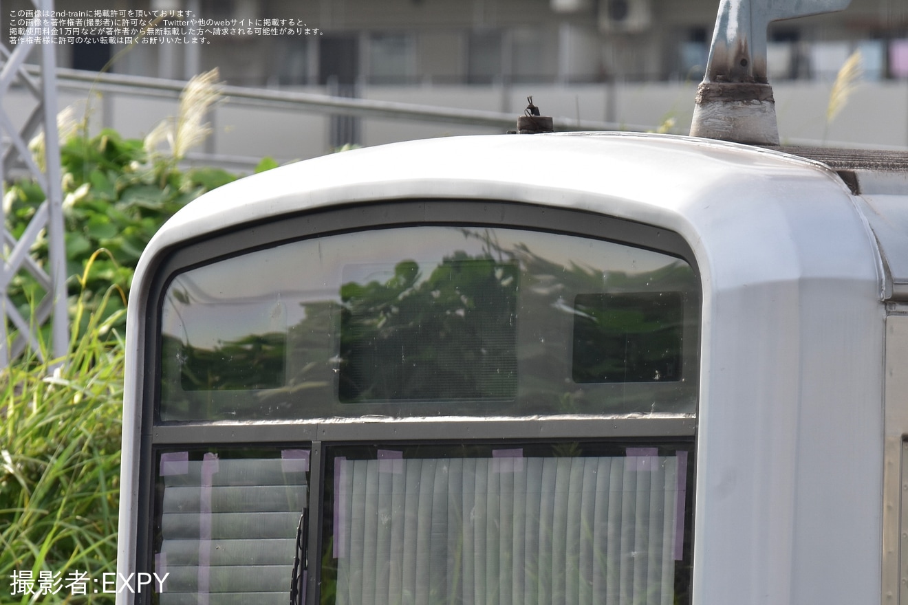 【小田急】3000形3654Fで前照灯・運転台機器が取り外された状態にの拡大写真