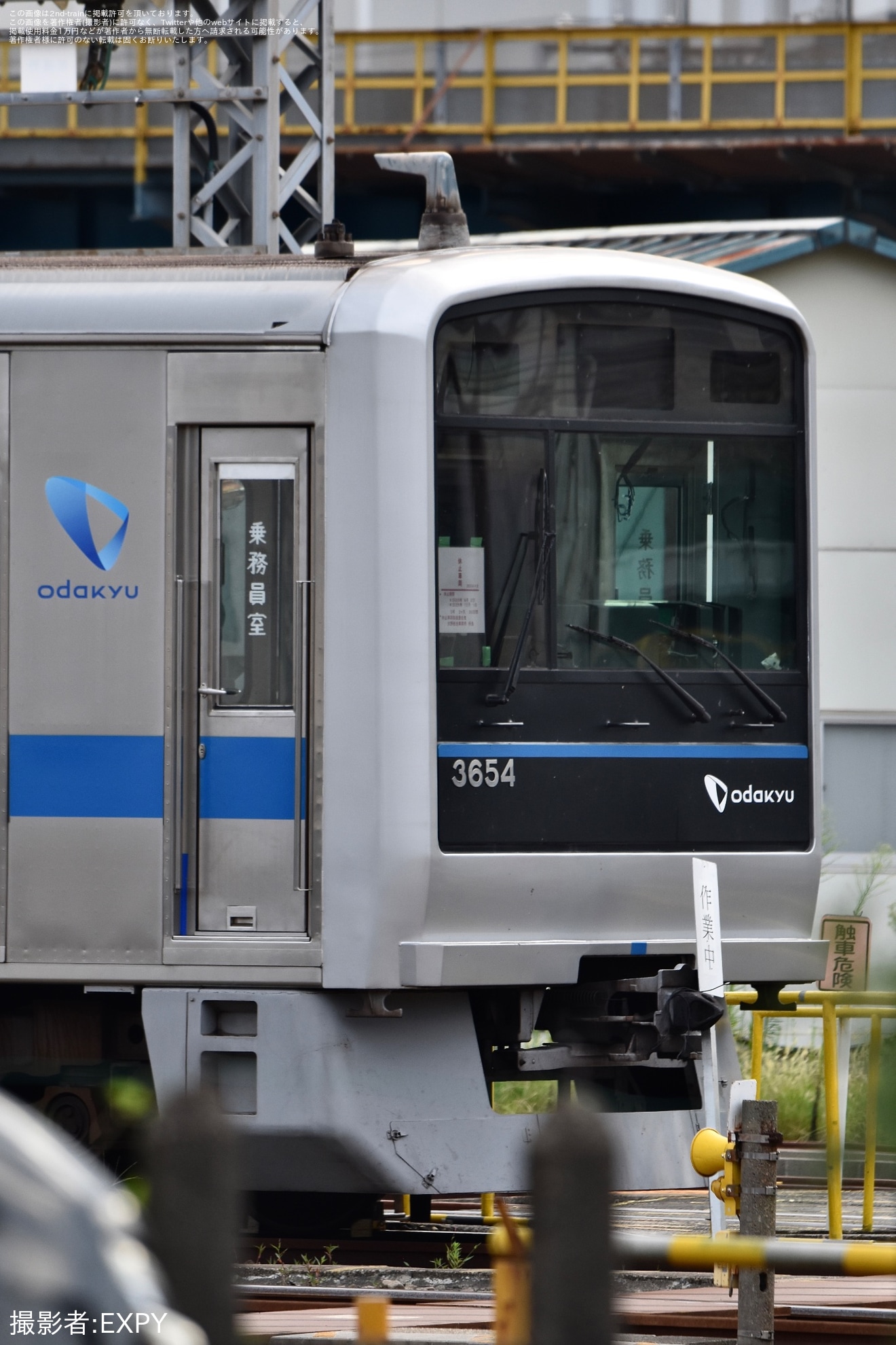 【小田急】3000形3654Fで前照灯・運転台機器が取り外された状態にの拡大写真
