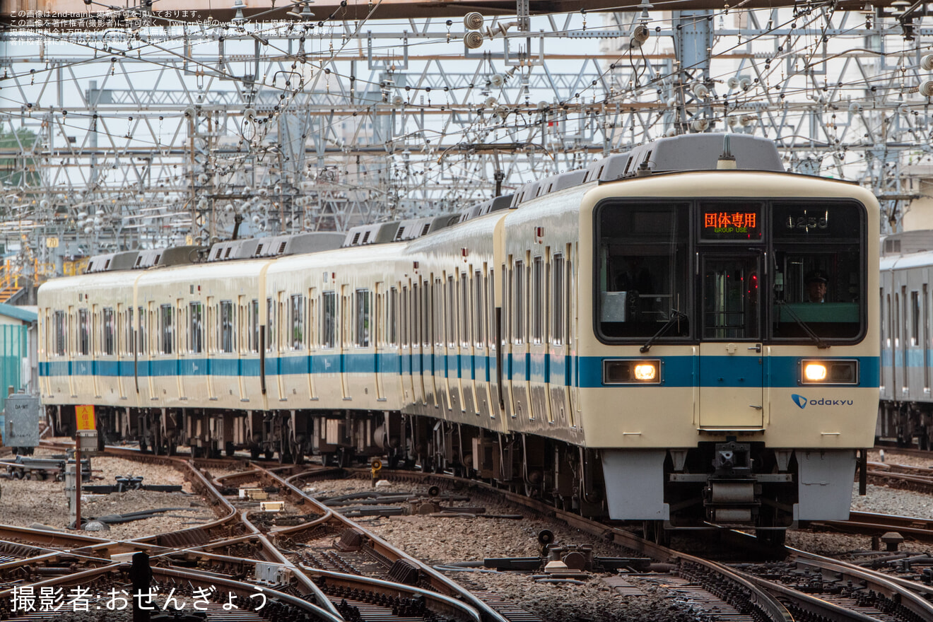 【小田急】修学旅行に伴う団体専用列車が運転の拡大写真