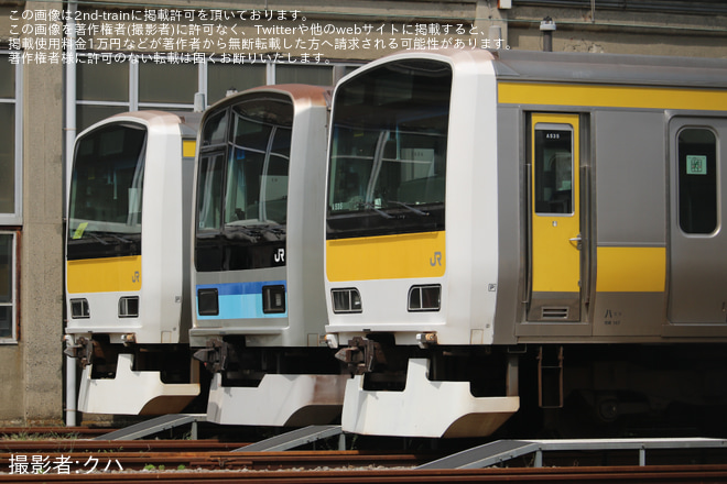 【JR東】 E231系800番台ミツK3編成、中野南乗務ベース構内への疎開に伴う回送 - 新宿事業本部中野南乗務ベース(敷地外から撮影)にて撮影