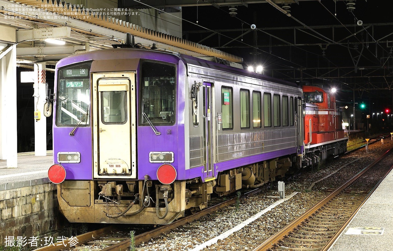 【JR西】キハ120-305が後藤総合車両所本所へ入場のため配給輸送の拡大写真