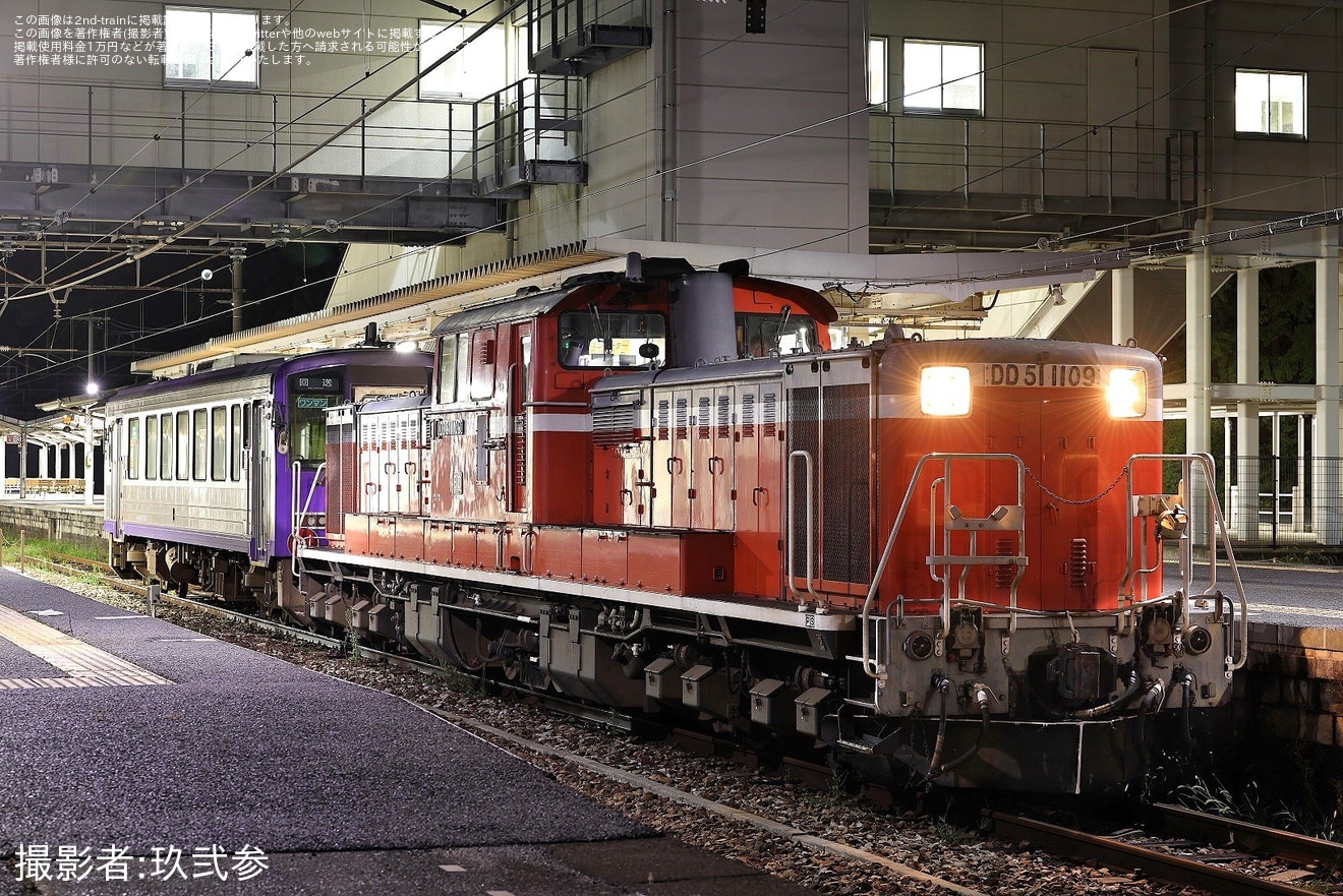 【JR西】キハ120-305が後藤総合車両所本所へ入場のため配給輸送の拡大写真
