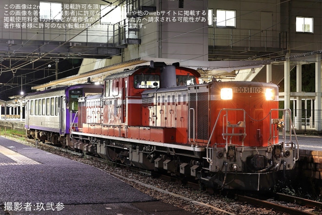 【JR西】キハ120-305が後藤総合車両所本所へ入場のため配給輸送（2枚目）