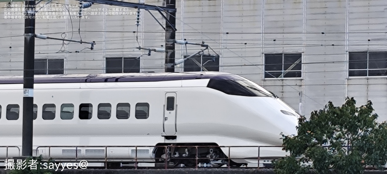 【JR東】E3系L72編成と「ALFA-X」が新幹線総合車両ベースで留置の拡大写真