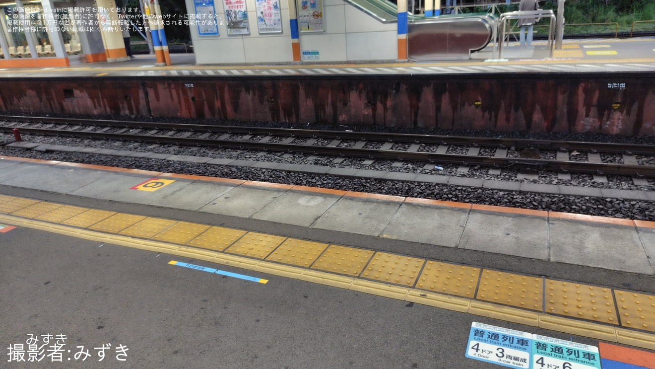 【JR東】高尾駅にE131系200番台対応の乗車位置案内が設置の拡大写真