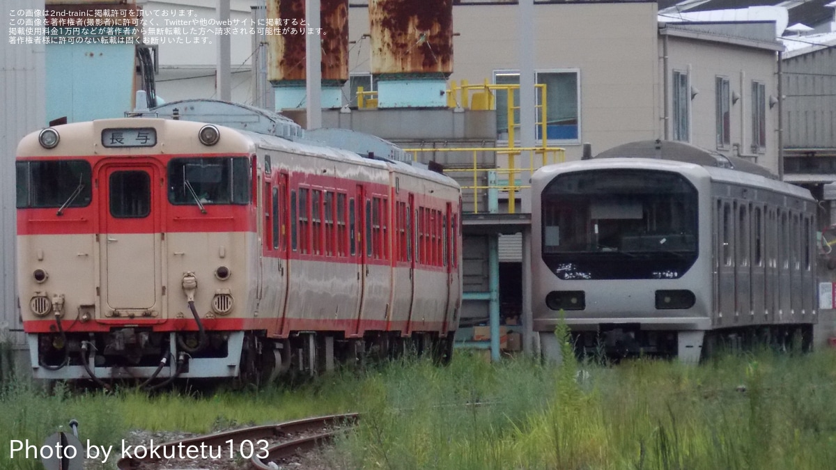 JR九】キハ66系第1ユニットと307系改造中の元70-000形Z9編成が並ぶ