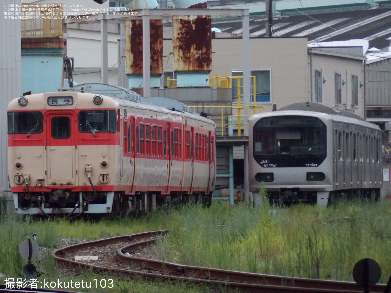 JR九】キハ66系第1ユニットと307系改造中の元70-000形Z9編成が並ぶ