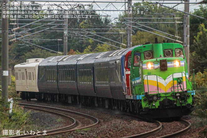 【JR北】「THE ROYAL EXPRESS」でノロッコ色DE15-1533が先頭 - 岩見沢～峰延間にて撮影