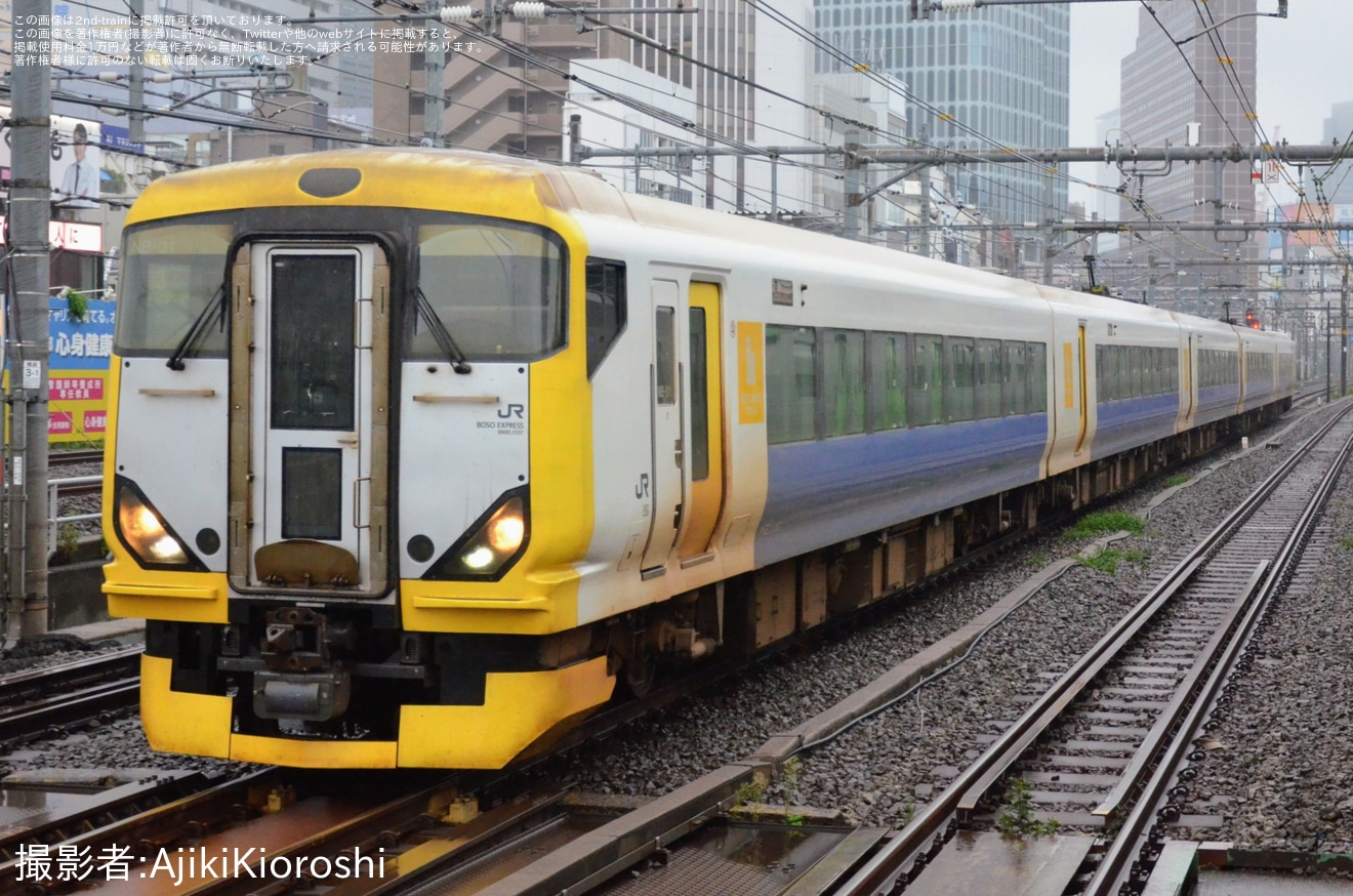 【JR東】E257系マリNB-01編成 大宮総合車両ベース入場回送の拡大写真