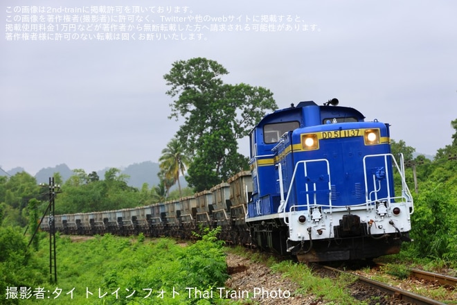 【AS】DD51-1137がナムトク線のバラスト散布作業に充当を不明で撮影した写真
