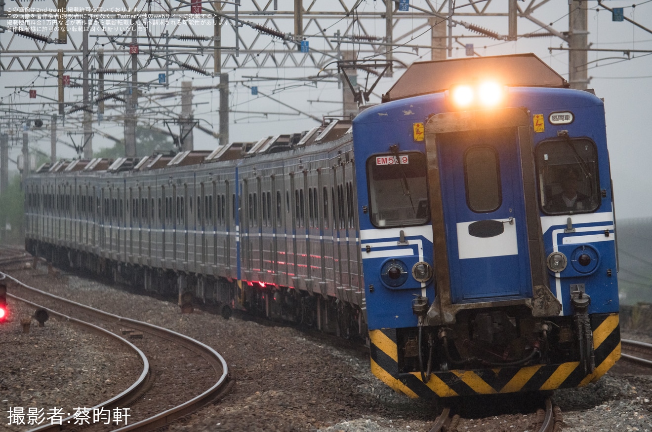 【台鉄】EMU500型3編成を連結した12両編成の団体臨時列車が運転の拡大写真