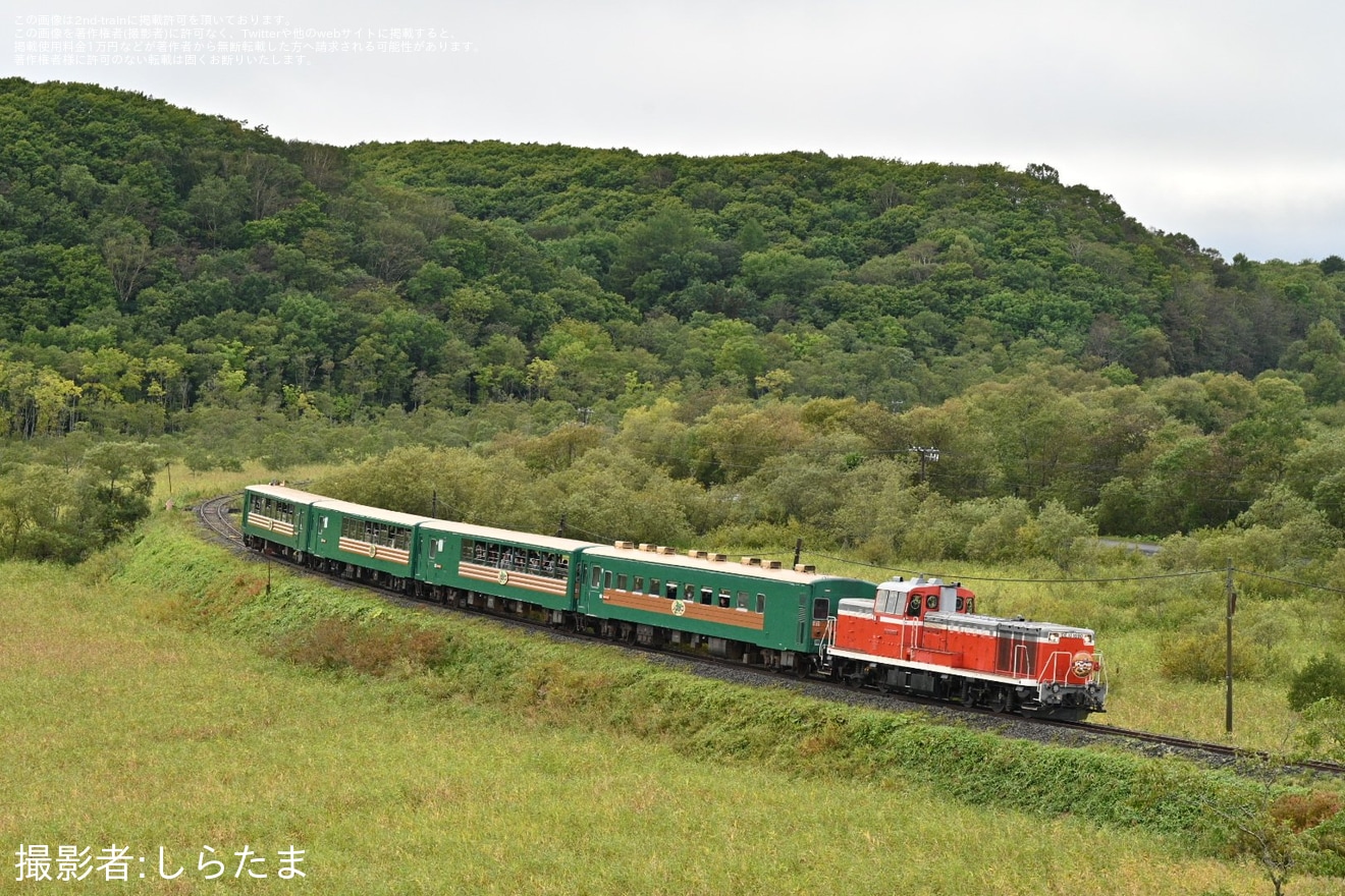 【JR北】臨時「夕陽ノロッコ号」をDE10-1690牽引で運行の拡大写真