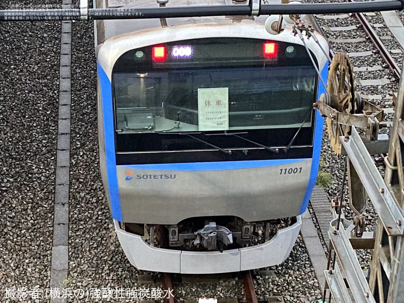 【相鉄】11000系11001×10に休車札が設置の拡大写真