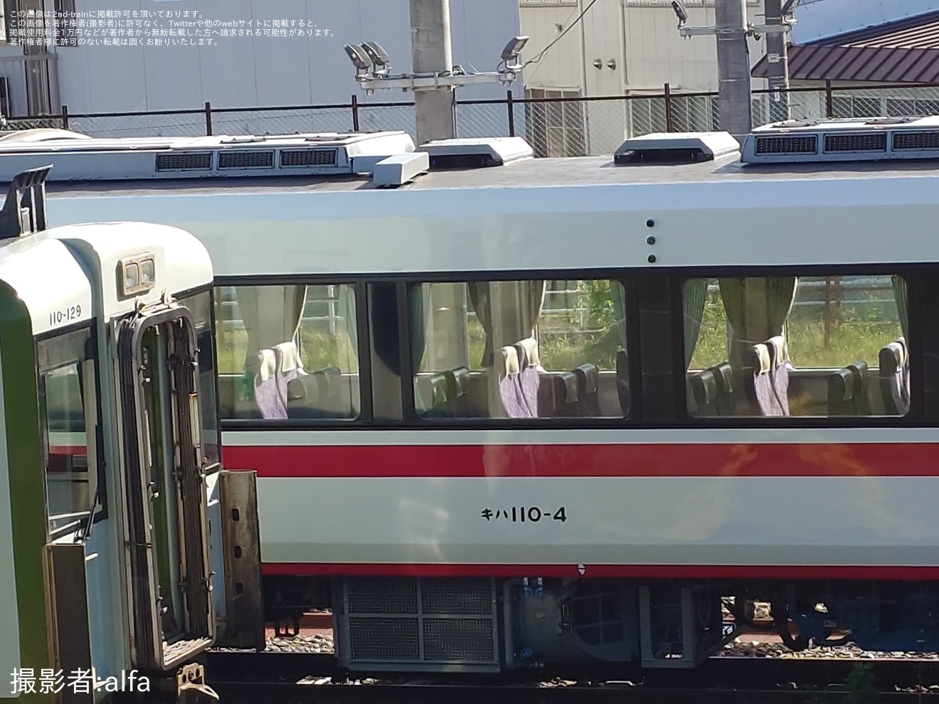 【JR東】復刻カラーのキハ110-4 座席モケットが青紫色へ変更の拡大写真