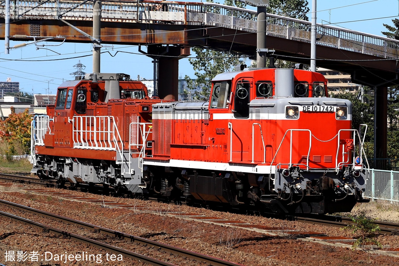 【JR北】DE10-1742とDD200-501を連結した試運転の拡大写真
