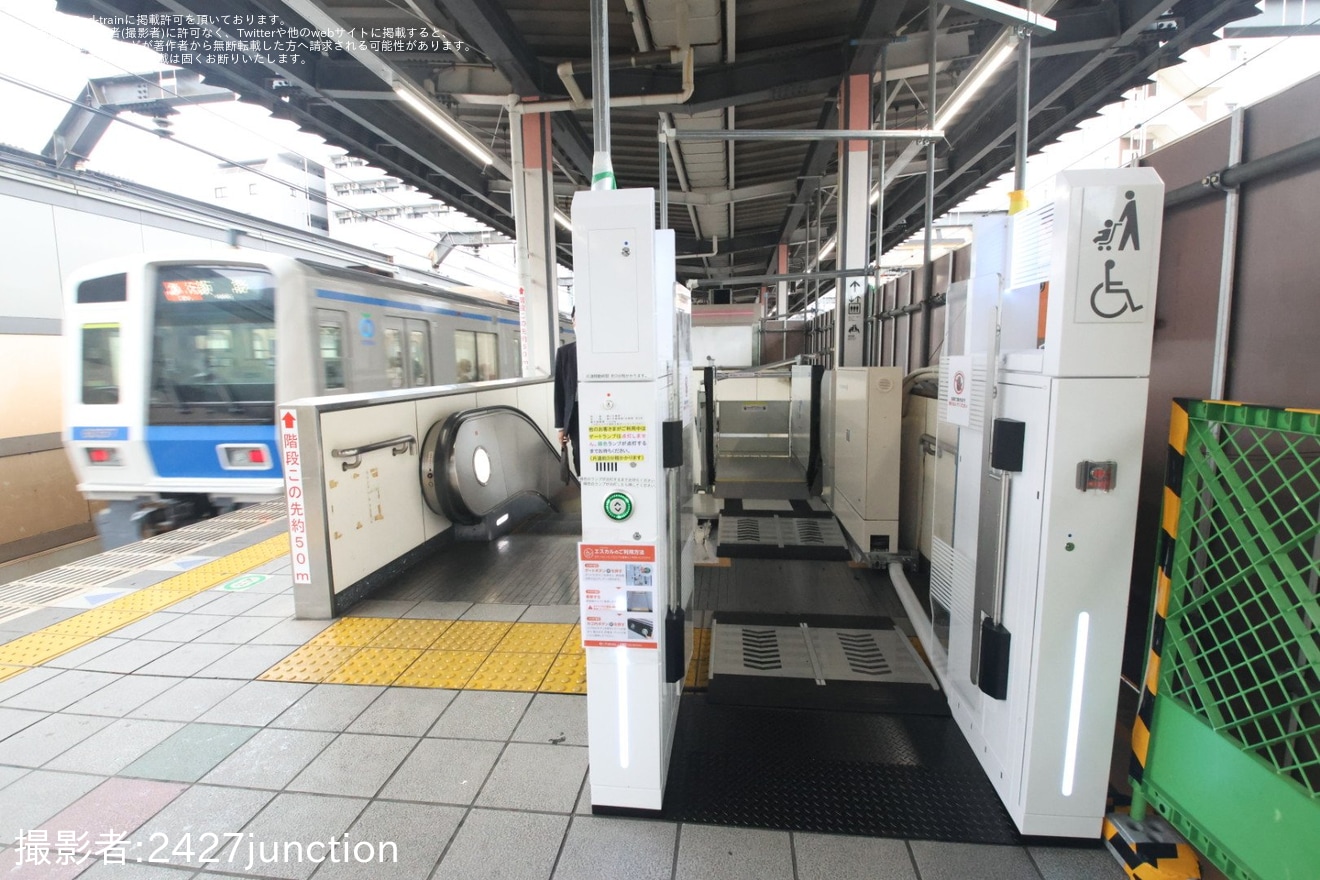 【西武】桜台駅に仮設の車いす用階段昇降機「エスカル」が設置の拡大写真