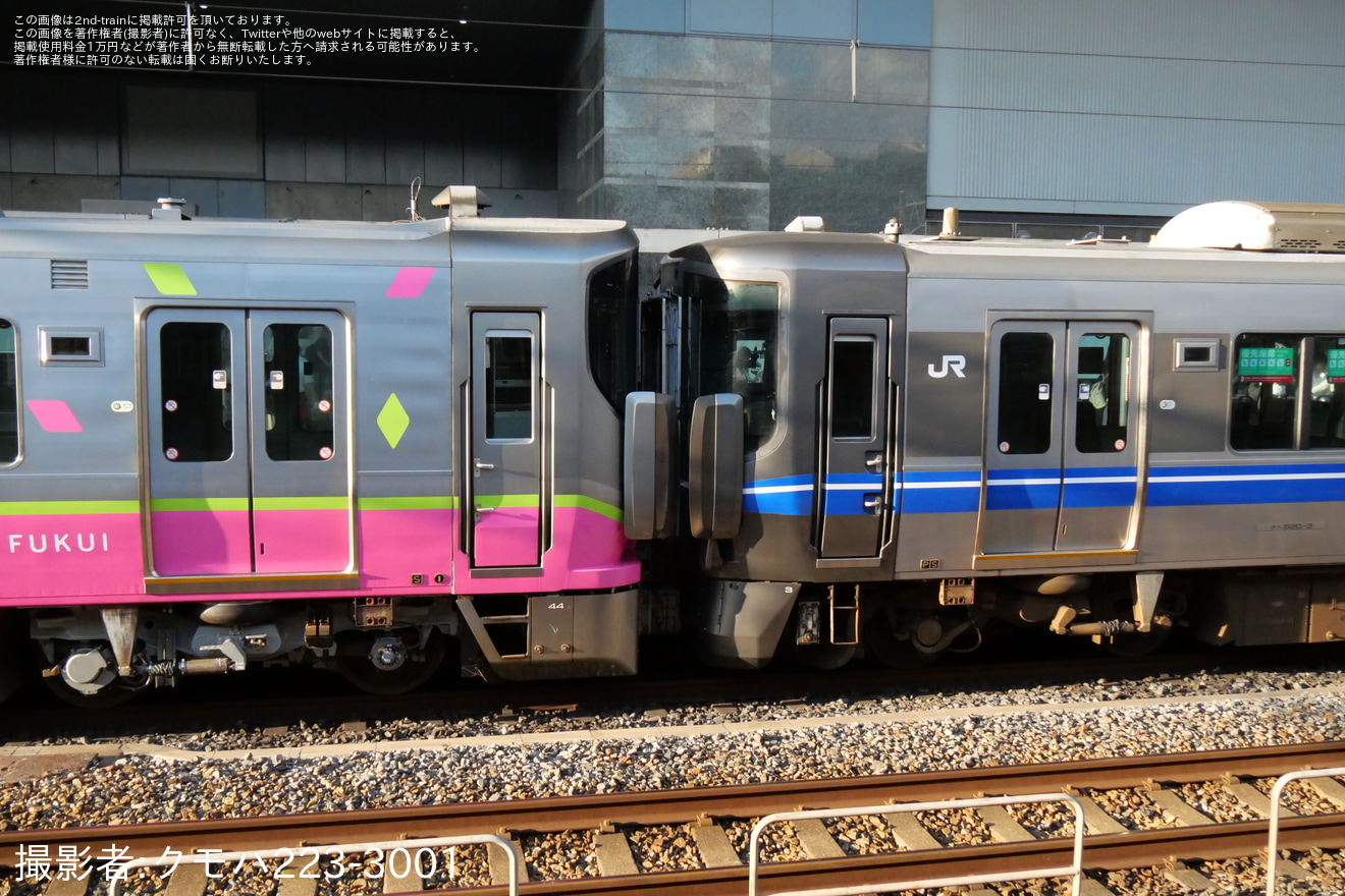 【ハピライン】521系HF08編成吹田総合車両所本所出場回送の拡大写真