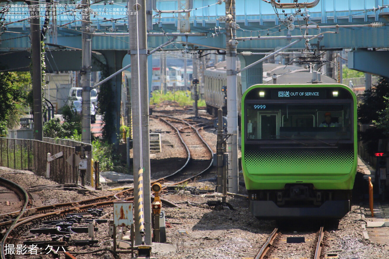 【JR東】E235系トウ02編成　東京総合車両ベースへ入場の拡大写真