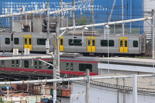 【JR東】E235系ミツB33編成が転用改造中に組成完了を不明で撮影した写真
