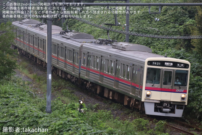 【京王】7000系7421F+7422Fが動物園線の土休日増発運用を代走を程久保駅で撮影した写真