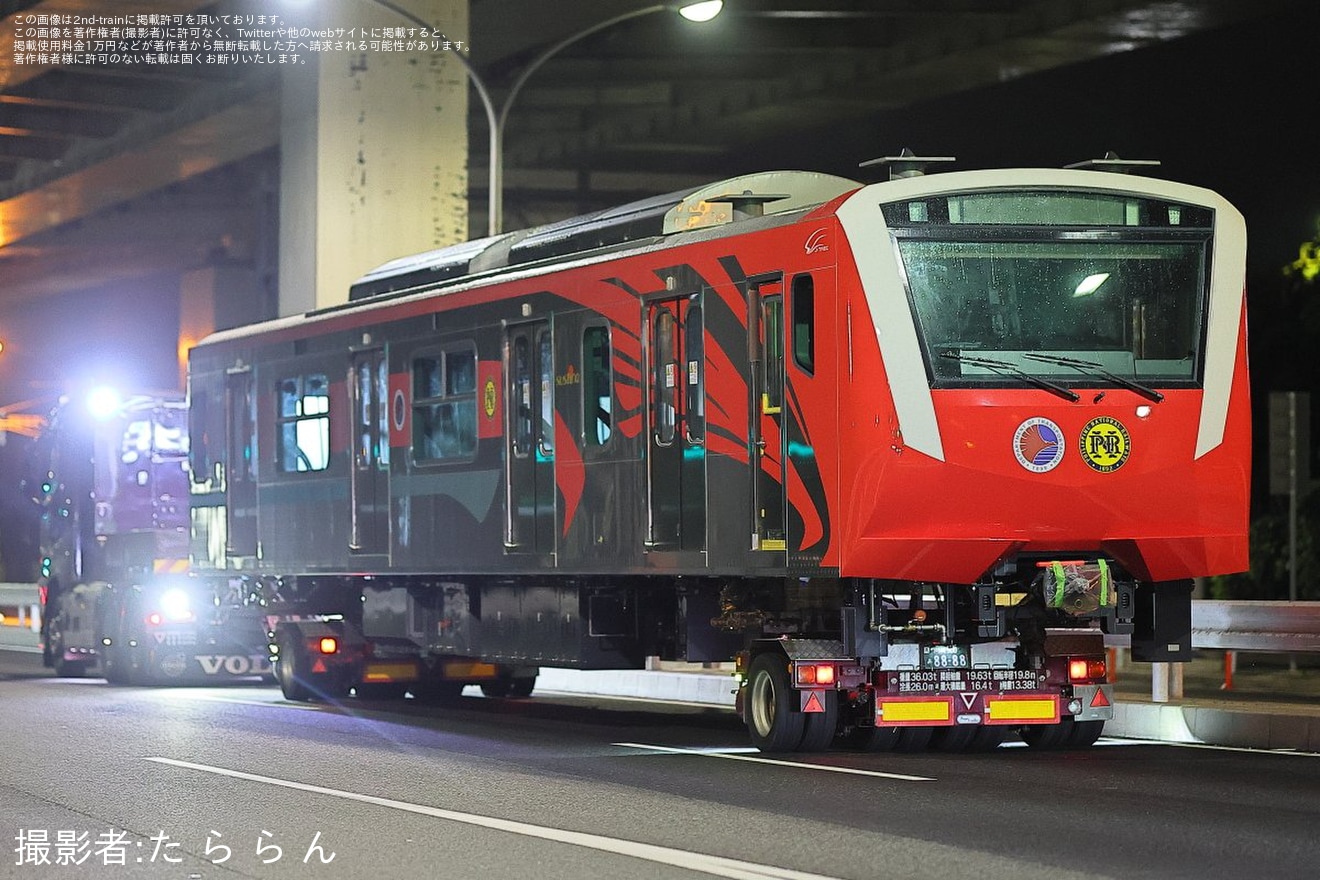 【総車】マニラ南北通勤鉄道EM11000形第2編成の先頭車2両が陸送の拡大写真