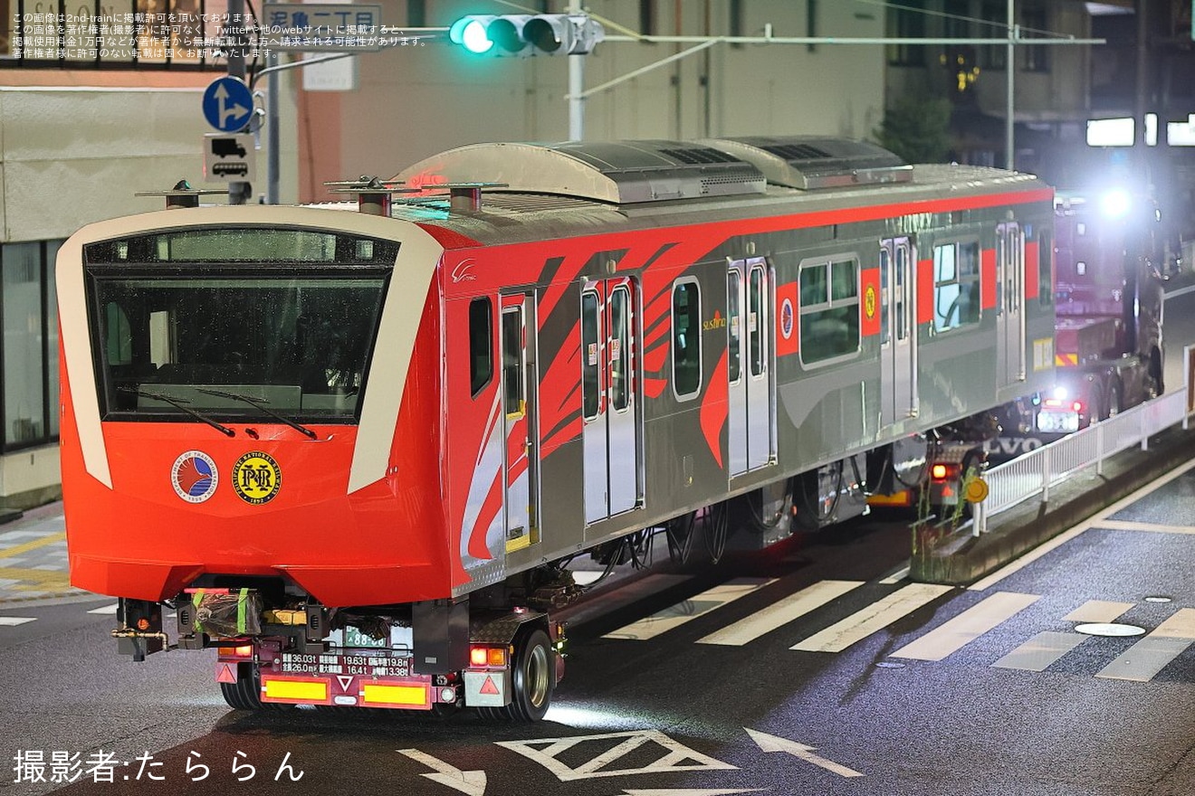 【総車】マニラ南北通勤鉄道EM11000形第2編成の先頭車2両が陸送の拡大写真