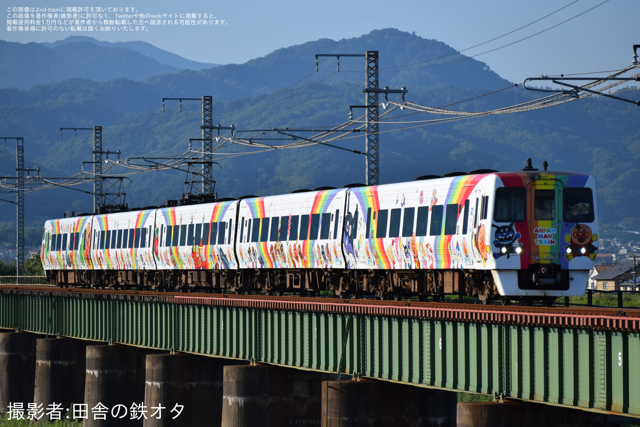 【JR四】8000系L編成初代アンパンマン列車運行終了の拡大写真