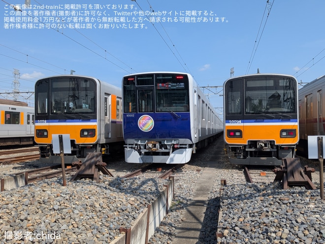 【東武】90000系90001・90002にデビュー記念などのヘッドマーク - 森林公園検修区付近にて撮影