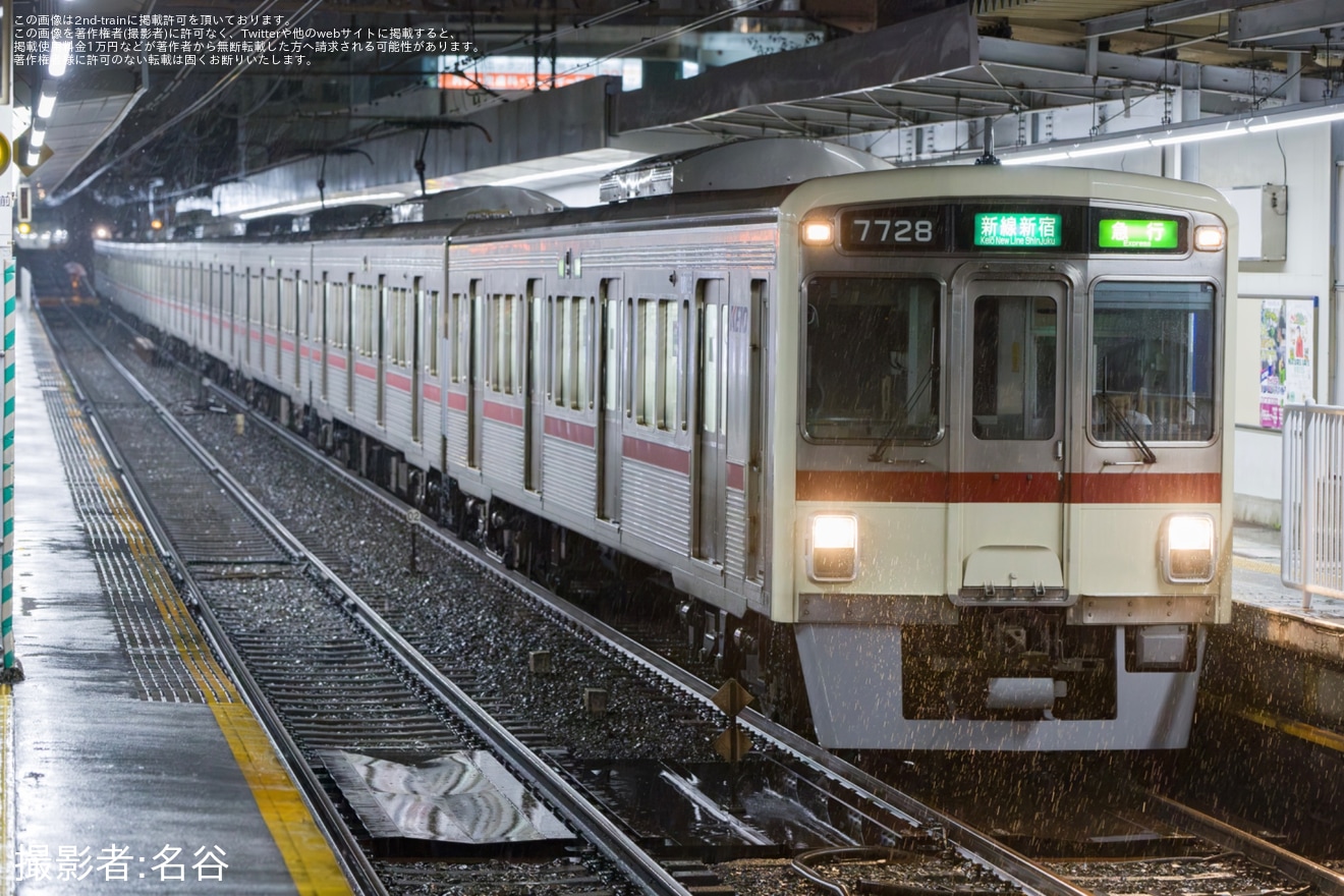 【京王】SixTONESが味の素スタジアムでライブ開催に伴い7000系7728F(旧塗装)の急行新線新宿行が運転の拡大写真
