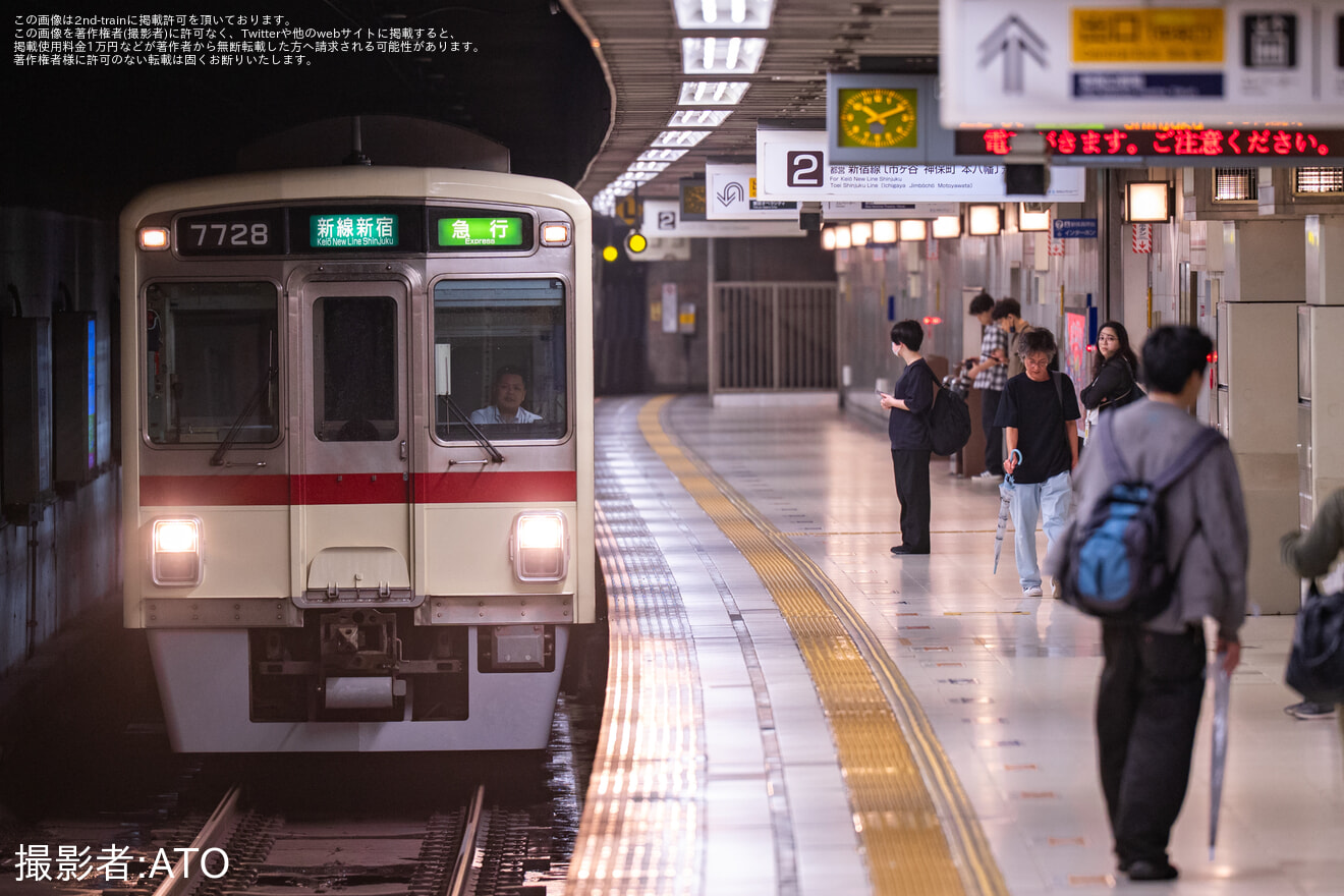 【京王】SixTONESが味の素スタジアムでライブ開催に伴い7000系7728F(旧塗装)の急行新線新宿行が運転の拡大写真