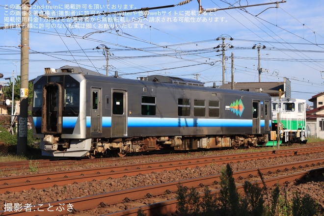 【JR東】583系クハネ583-17が秋田総合車両ベース構内で入換 - 秋田総合車両ベース付近にて撮影