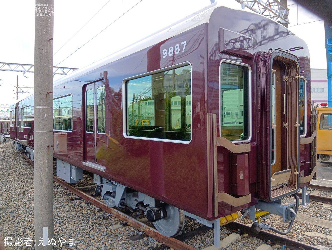 【阪急】9300系9307Fの大阪梅田方4両がロングシート化の拡大写真