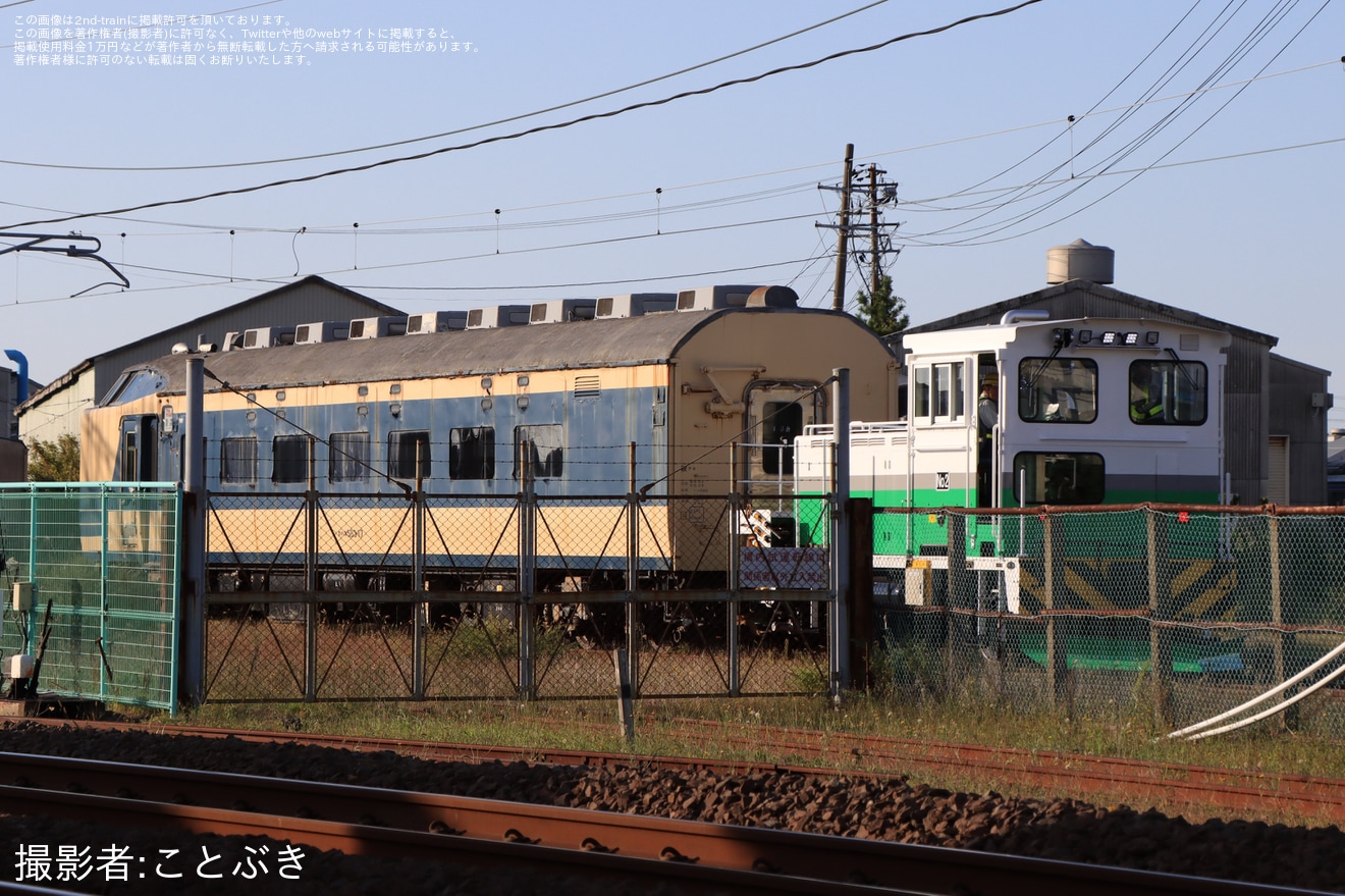 【JR東】583系クハネ583-17が秋田総合車両ベース構内で入換の拡大写真