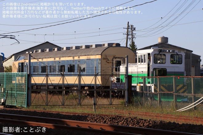 【JR東】583系クハネ583-17が秋田総合車両ベース構内で入換 - 秋田総合車両ベース付近にて撮影
