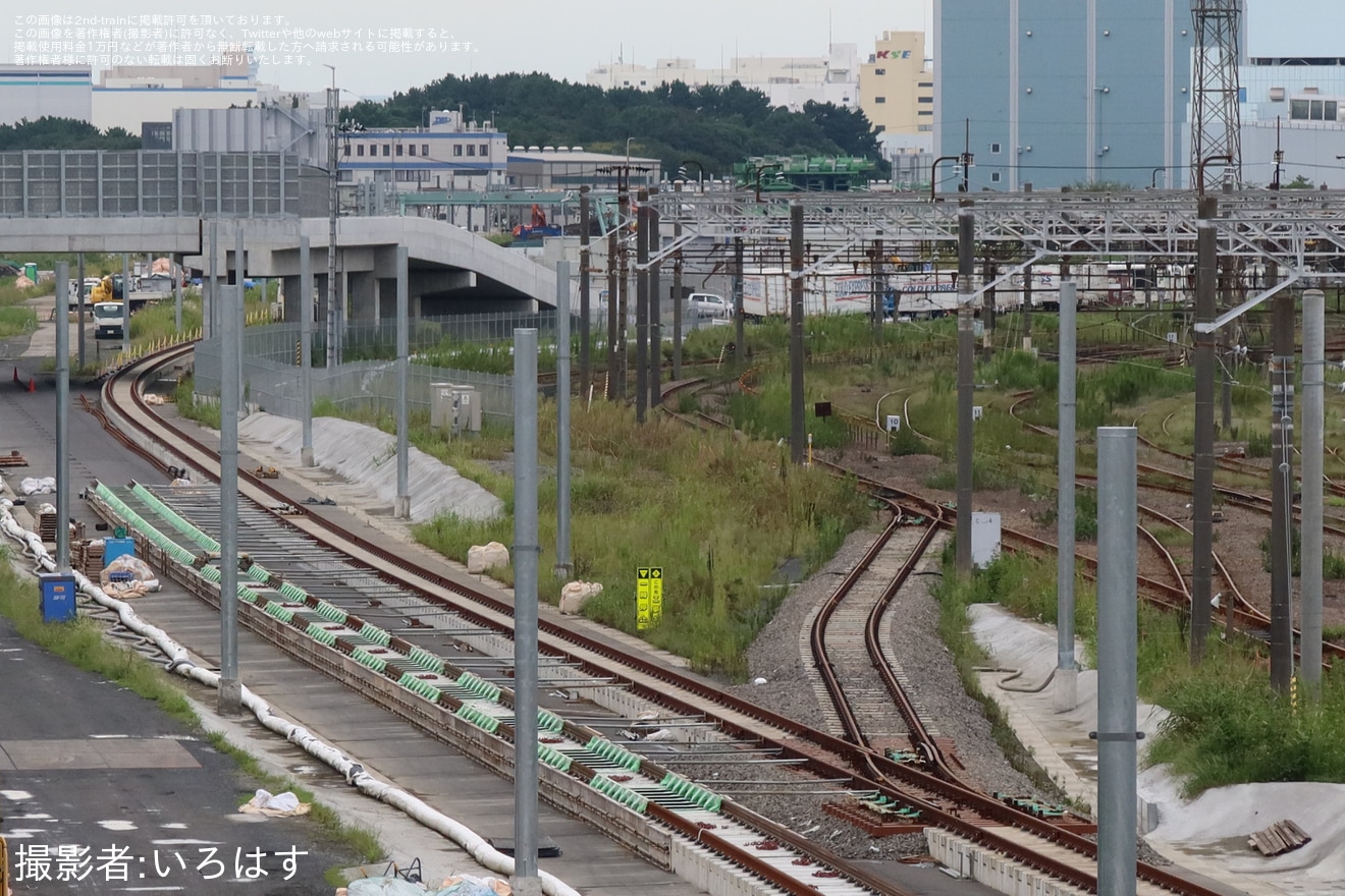 【JR東】大井ふ頭付近の大汐線で2本目の線路敷設や架線柱建植が進むの拡大写真