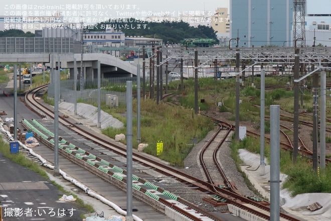 【JR東】大井ふ頭付近の大汐線で2本目の線路敷設や架線柱建植が進む - 大井ふ頭付近にて撮影