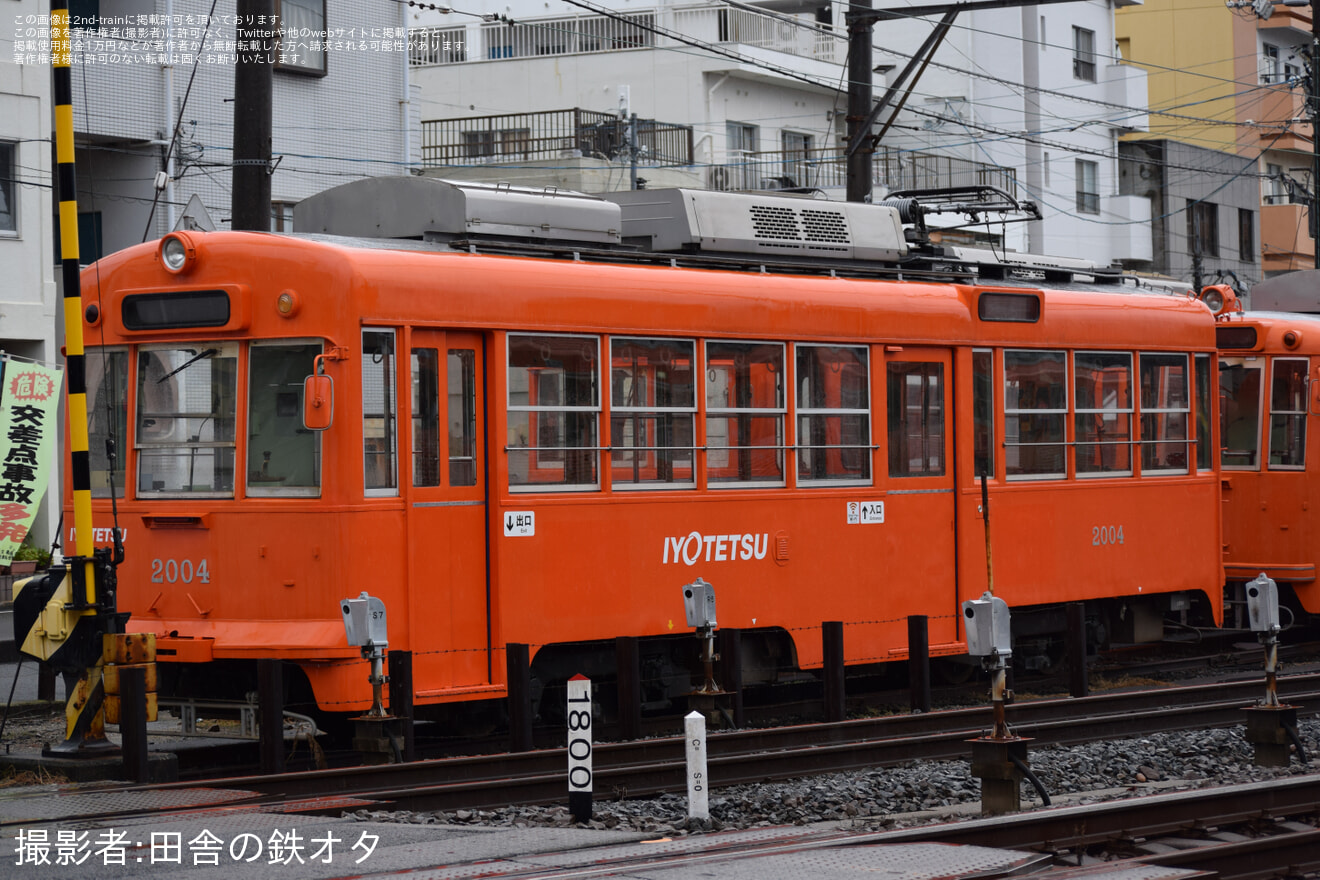 【伊予鉄】モハ2000形2004号が通常塗装に戻り休車位置へ移動の拡大写真