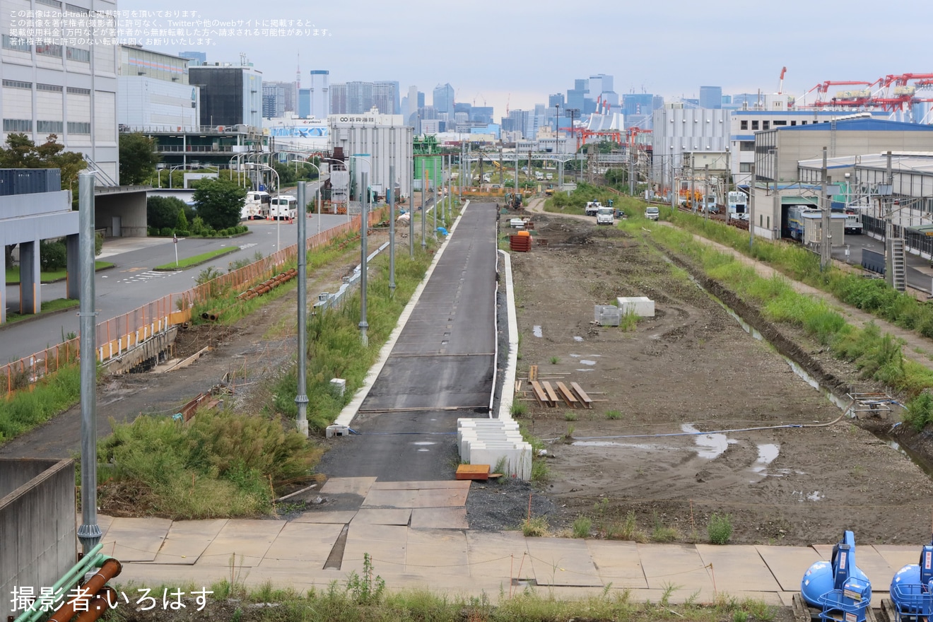 【JR東】大井ふ頭付近の大汐線で2本目の線路敷設や架線柱建植が進むの拡大写真