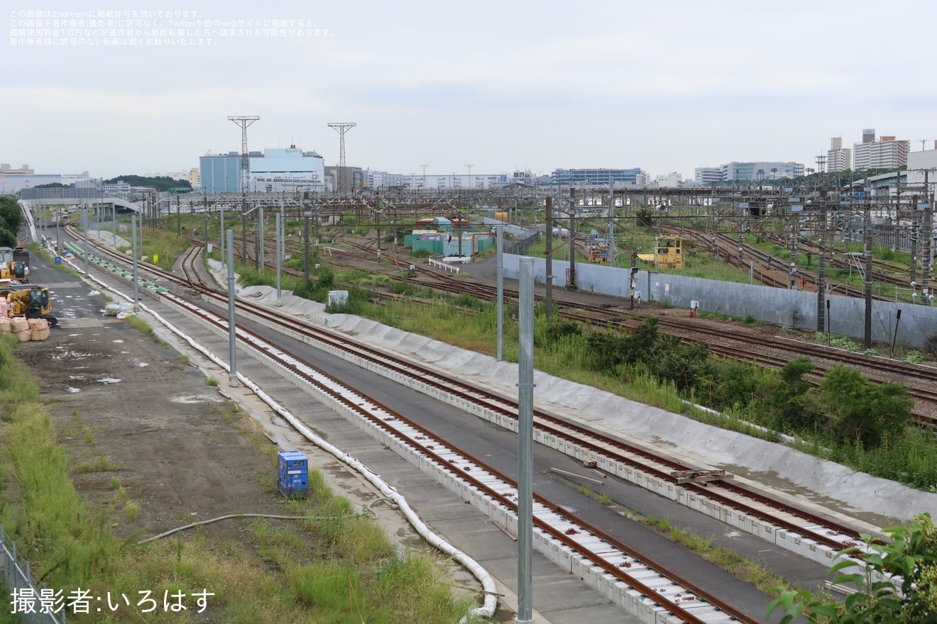 【JR東】大井ふ頭付近の大汐線で2本目の線路敷設や架線柱建植が進むの拡大写真
